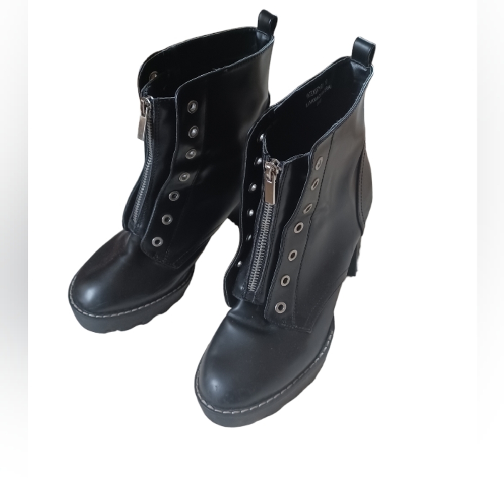 Bamboo Intensity lug sole grommet front zippered bootie/shoe  size 10 black